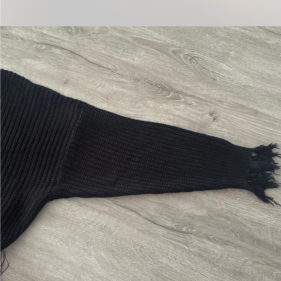 Off the shoulder black sweater - Picture 4 of 10